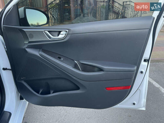 Білий Хендай Ioniq, об'ємом двигуна 0 л та пробігом 130 тис. км за 14799 $, фото 24 на Automoto.ua