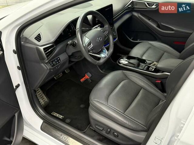Белый Хендай Ioniq, объемом двигателя 0 л и пробегом 117 тыс. км за 16879 $, фото 17 на Automoto.ua