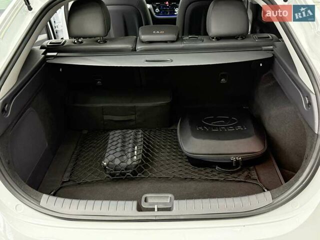 Белый Хендай Ioniq, объемом двигателя 0 л и пробегом 117 тыс. км за 16879 $, фото 37 на Automoto.ua