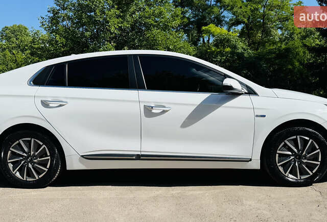 Белый Хендай Ioniq, объемом двигателя 0 л и пробегом 68 тыс. км за 16300 $, фото 7 на Automoto.ua