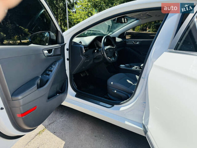 Белый Хендай Ioniq, объемом двигателя 0 л и пробегом 68 тыс. км за 16300 $, фото 10 на Automoto.ua