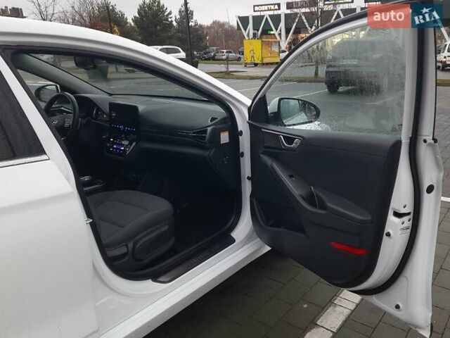 Белый Хендай Ioniq, объемом двигателя 0 л и пробегом 148 тыс. км за 15799 $, фото 45 на Automoto.ua