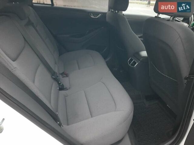 Белый Хендай Ioniq, объемом двигателя 0 л и пробегом 148 тыс. км за 15799 $, фото 44 на Automoto.ua