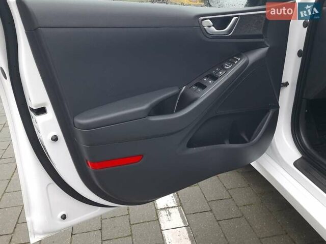 Белый Хендай Ioniq, объемом двигателя 0 л и пробегом 148 тыс. км за 15799 $, фото 18 на Automoto.ua