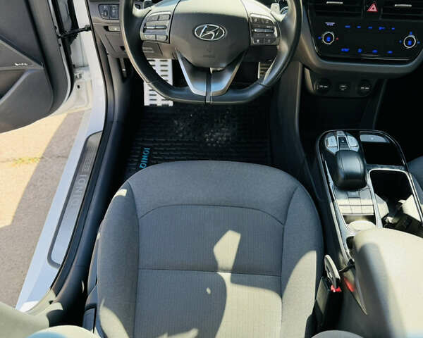 Белый Хендай Ioniq, объемом двигателя 0 л и пробегом 68 тыс. км за 16300 $, фото 14 на Automoto.ua