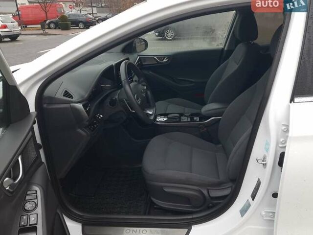 Белый Хендай Ioniq, объемом двигателя 0 л и пробегом 148 тыс. км за 15799 $, фото 22 на Automoto.ua