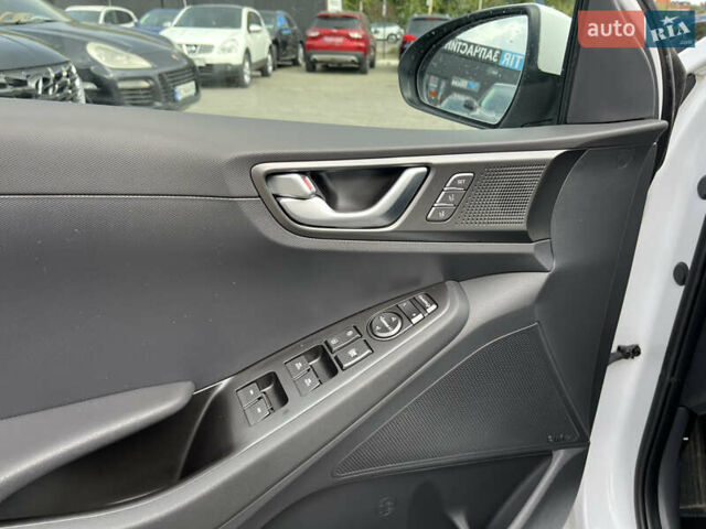 Белый Хендай Ioniq, объемом двигателя 0 л и пробегом 73 тыс. км за 15650 $, фото 9 на Automoto.ua