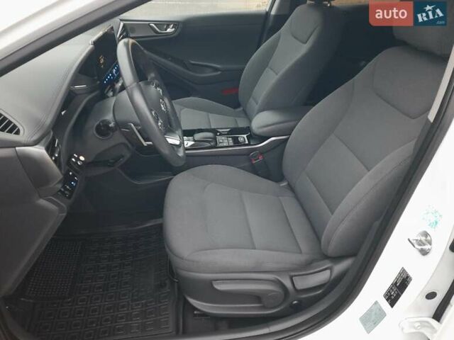 Белый Хендай Ioniq, объемом двигателя 0 л и пробегом 148 тыс. км за 15799 $, фото 32 на Automoto.ua