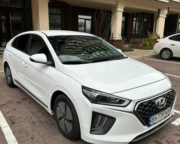 Белый Хендай Ioniq, объемом двигателя 1.58 л и пробегом 49 тыс. км за 21500 $, фото 2 на Automoto.ua