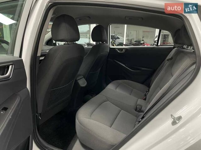 Белый Хендай Ioniq, объемом двигателя 0 л и пробегом 82 тыс. км за 16490 $, фото 41 на Automoto.ua
