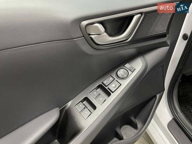 Белый Хендай Ioniq, объемом двигателя 0 л и пробегом 82 тыс. км за 16490 $, фото 16 на Automoto.ua