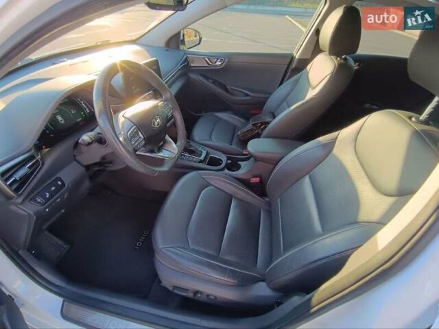 Белый Хендай Ioniq, объемом двигателя 1.58 л и пробегом 123 тыс. км за 19300 $, фото 21 на Automoto.ua