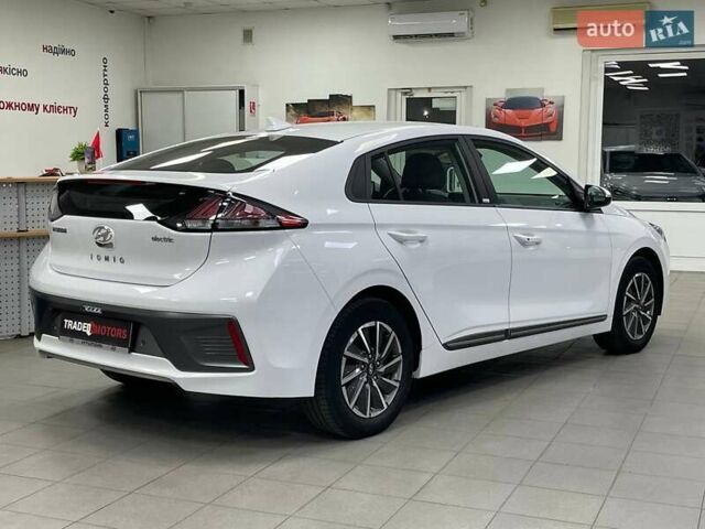 Белый Хендай Ioniq, объемом двигателя 0 л и пробегом 82 тыс. км за 16490 $, фото 7 на Automoto.ua