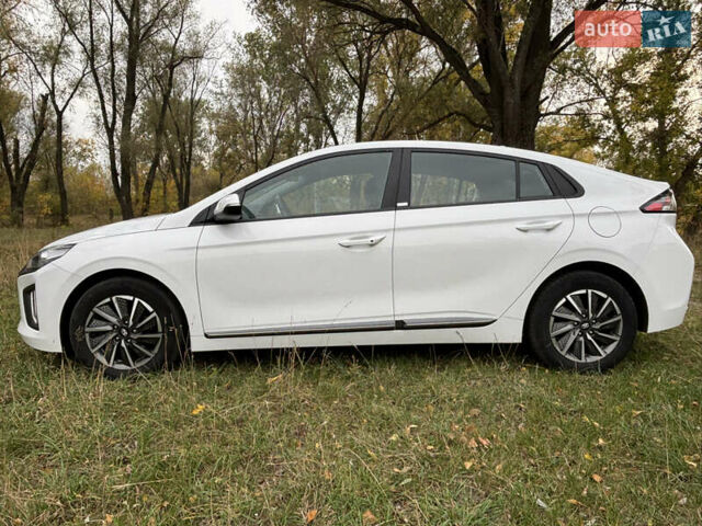 Белый Хендай Ioniq, объемом двигателя 0 л и пробегом 79 тыс. км за 14600 $, фото 1 на Automoto.ua