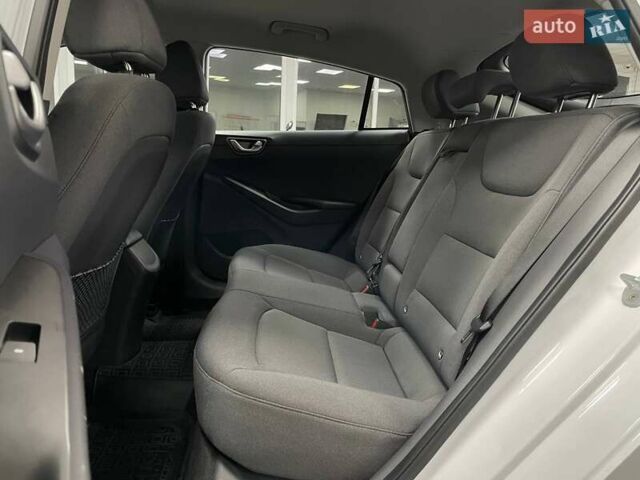 Белый Хендай Ioniq, объемом двигателя 0 л и пробегом 82 тыс. км за 16490 $, фото 42 на Automoto.ua