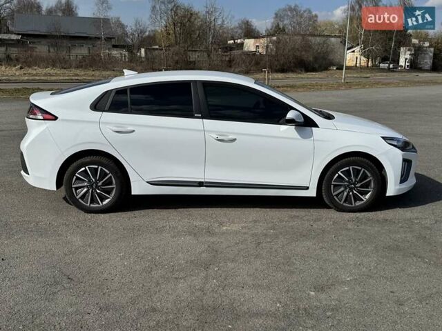 Белый Хендай Ioniq, объемом двигателя 0 л и пробегом 35 тыс. км за 16300 $, фото 11 на Automoto.ua