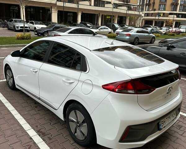 Белый Хендай Ioniq, объемом двигателя 1.58 л и пробегом 49 тыс. км за 21500 $, фото 3 на Automoto.ua