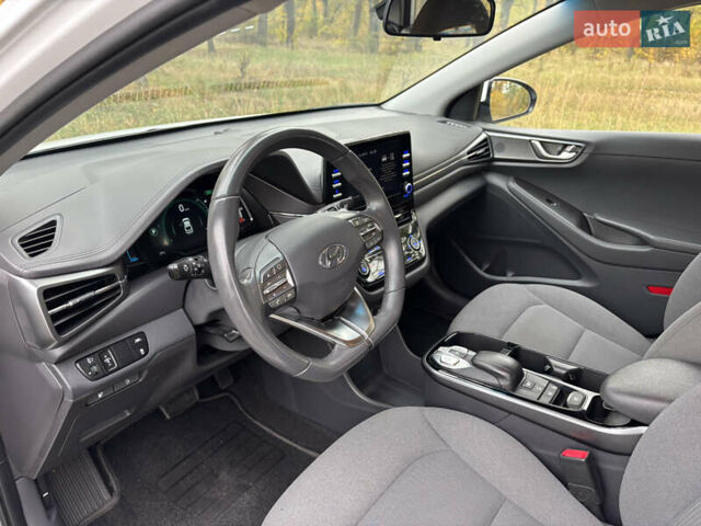 Белый Хендай Ioniq, объемом двигателя 0 л и пробегом 79 тыс. км за 14600 $, фото 15 на Automoto.ua