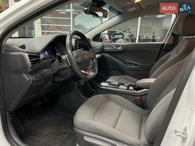 Белый Хендай Ioniq, объемом двигателя 0 л и пробегом 82 тыс. км за 16490 $, фото 17 на Automoto.ua