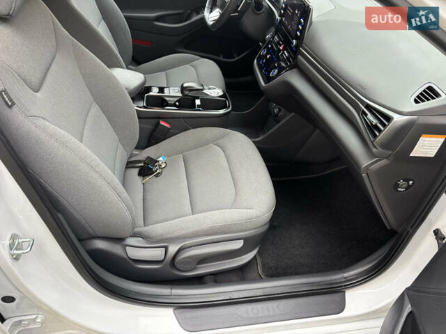 Белый Хендай Ioniq, объемом двигателя 0 л и пробегом 79 тыс. км за 14600 $, фото 20 на Automoto.ua