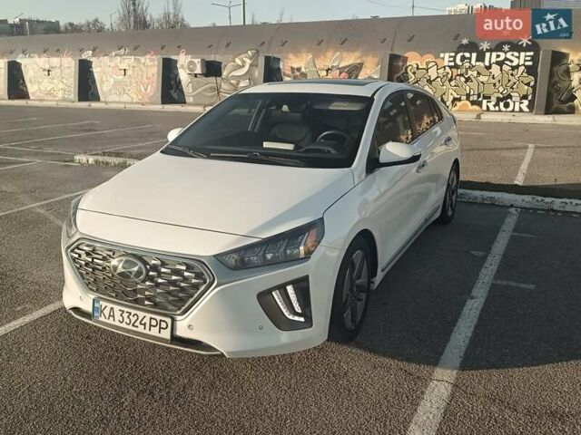 Белый Хендай Ioniq, объемом двигателя 1.58 л и пробегом 123 тыс. км за 19300 $, фото 2 на Automoto.ua
