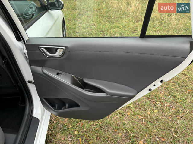 Белый Хендай Ioniq, объемом двигателя 0 л и пробегом 79 тыс. км за 14600 $, фото 21 на Automoto.ua