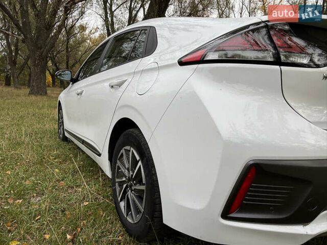 Белый Хендай Ioniq, объемом двигателя 0 л и пробегом 79 тыс. км за 14600 $, фото 9 на Automoto.ua
