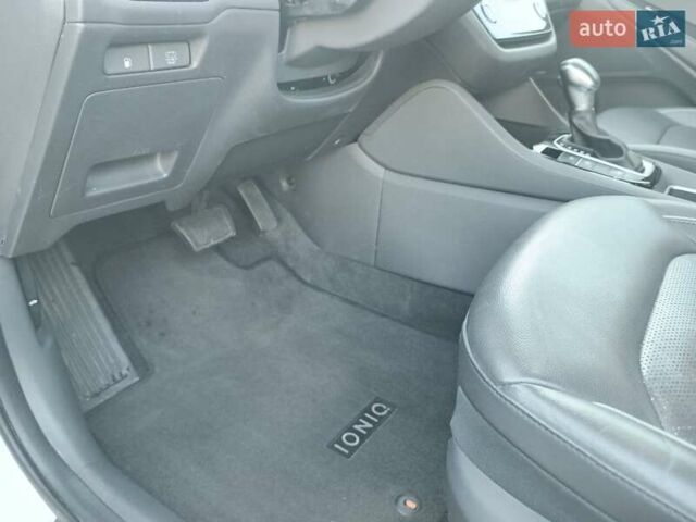 Белый Хендай Ioniq, объемом двигателя 1.58 л и пробегом 123 тыс. км за 19300 $, фото 12 на Automoto.ua