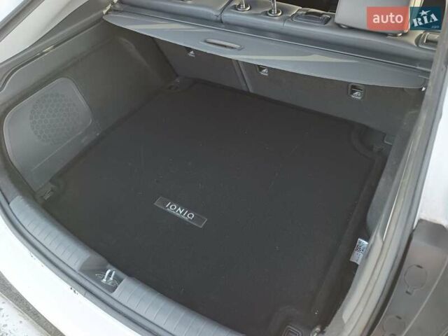 Белый Хендай Ioniq, объемом двигателя 1.58 л и пробегом 123 тыс. км за 19300 $, фото 16 на Automoto.ua