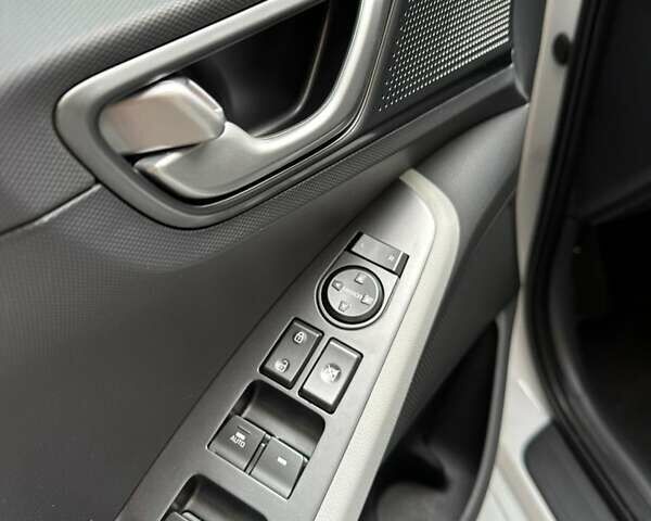 Белый Хендай Ioniq, объемом двигателя 1.58 л и пробегом 49 тыс. км за 21500 $, фото 6 на Automoto.ua