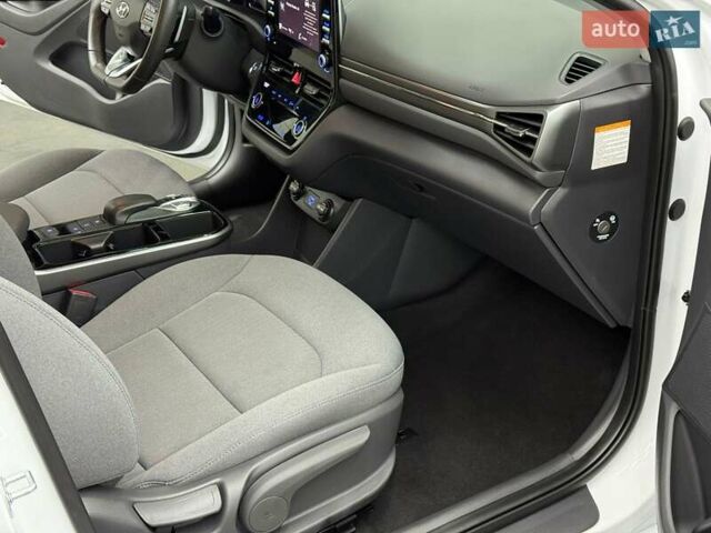 Хендай Ioniq 2021 в Луцке на Automoto.ua Белый Хендай Ioniq, объемом двигателя 0 л и пробегом 59 тыс. км за 17240 $, фото 27 на Automoto.ua