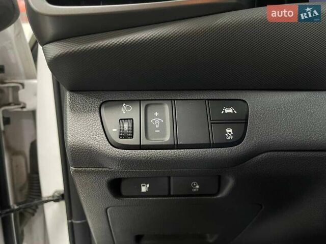 Белый Хендай Ioniq, объемом двигателя 0 л и пробегом 82 тыс. км за 16490 $, фото 19 на Automoto.ua