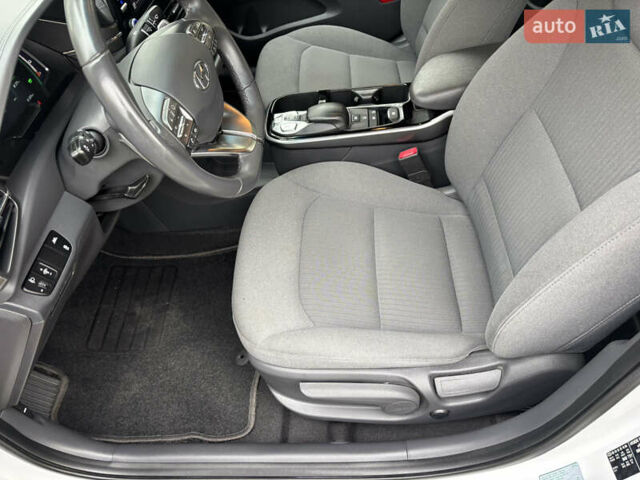 Белый Хендай Ioniq, объемом двигателя 0 л и пробегом 79 тыс. км за 14600 $, фото 17 на Automoto.ua