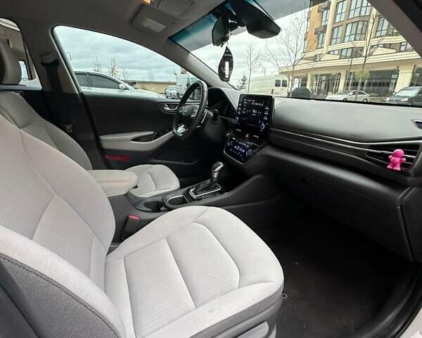 Белый Хендай Ioniq, объемом двигателя 1.58 л и пробегом 49 тыс. км за 21500 $, фото 9 на Automoto.ua