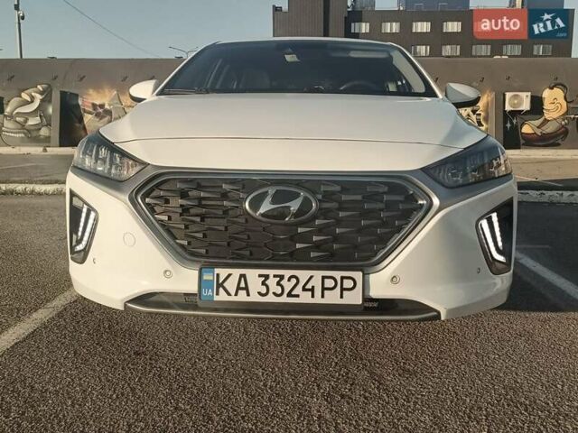 Белый Хендай Ioniq, объемом двигателя 1.58 л и пробегом 123 тыс. км за 19300 $, фото 6 на Automoto.ua