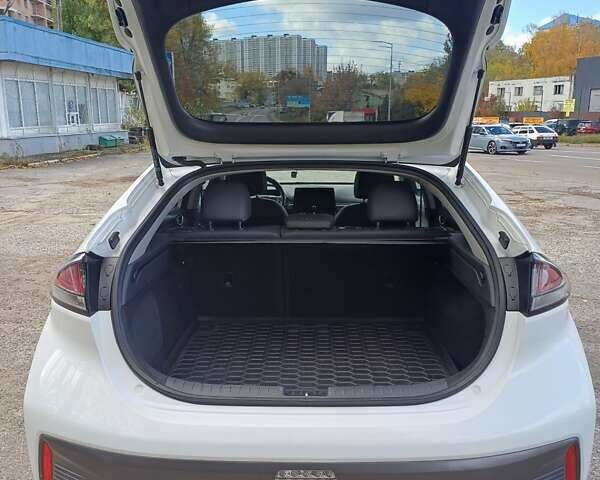 Білий Хендай Ioniq, об'ємом двигуна 0 л та пробігом 62 тис. км за 17900 $, фото 16 на Automoto.ua