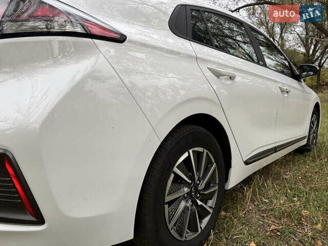 Белый Хендай Ioniq, объемом двигателя 0 л и пробегом 79 тыс. км за 14600 $, фото 4 на Automoto.ua