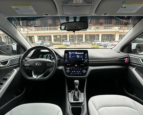 Белый Хендай Ioniq, объемом двигателя 1.58 л и пробегом 49 тыс. км за 21500 $, фото 11 на Automoto.ua