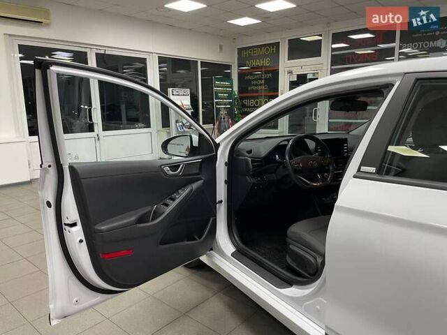 Белый Хендай Ioniq, объемом двигателя 0 л и пробегом 82 тыс. км за 16490 $, фото 15 на Automoto.ua