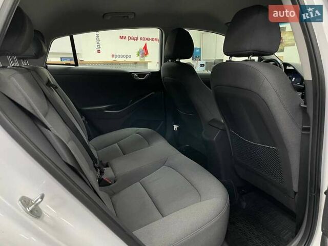 Белый Хендай Ioniq, объемом двигателя 0 л и пробегом 82 тыс. км за 16490 $, фото 39 на Automoto.ua