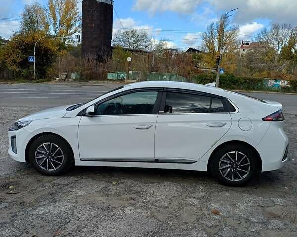 Білий Хендай Ioniq, об'ємом двигуна 0 л та пробігом 62 тис. км за 17900 $, фото 5 на Automoto.ua