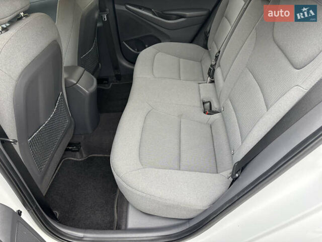 Белый Хендай Ioniq, объемом двигателя 0 л и пробегом 79 тыс. км за 14600 $, фото 23 на Automoto.ua