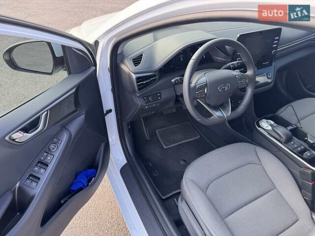 Белый Хендай Ioniq, объемом двигателя 0 л и пробегом 35 тыс. км за 16300 $, фото 12 на Automoto.ua