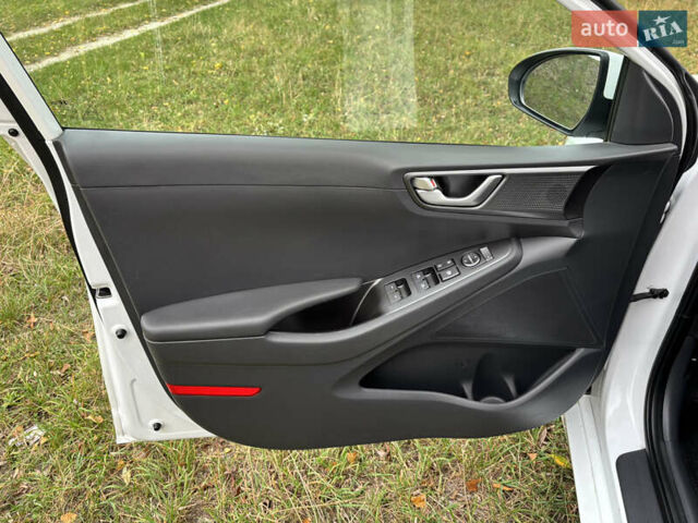 Белый Хендай Ioniq, объемом двигателя 0 л и пробегом 79 тыс. км за 14600 $, фото 16 на Automoto.ua