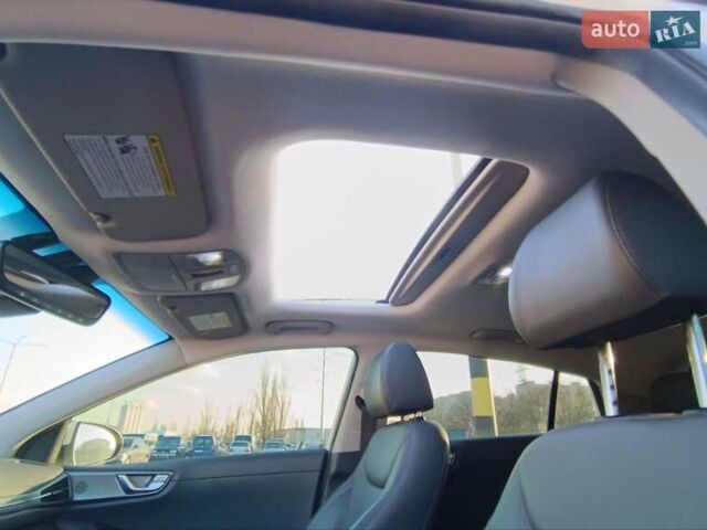 Белый Хендай Ioniq, объемом двигателя 1.58 л и пробегом 123 тыс. км за 19300 $, фото 9 на Automoto.ua