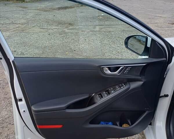Білий Хендай Ioniq, об'ємом двигуна 0 л та пробігом 62 тис. км за 17900 $, фото 24 на Automoto.ua