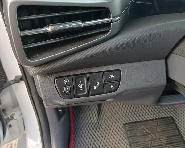 Білий Хендай Ioniq, об'ємом двигуна 0 л та пробігом 62 тис. км за 17900 $, фото 8 на Automoto.ua