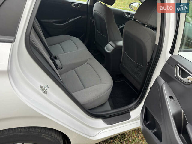 Белый Хендай Ioniq, объемом двигателя 0 л и пробегом 79 тыс. км за 14600 $, фото 22 на Automoto.ua