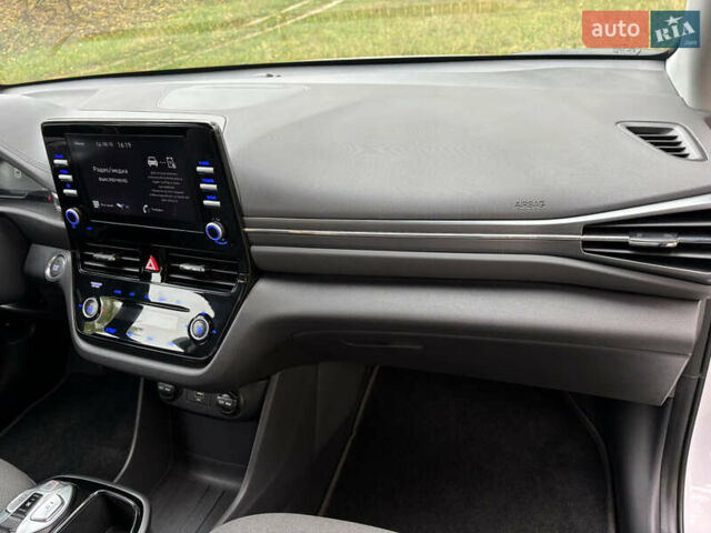 Белый Хендай Ioniq, объемом двигателя 0 л и пробегом 79 тыс. км за 14600 $, фото 18 на Automoto.ua