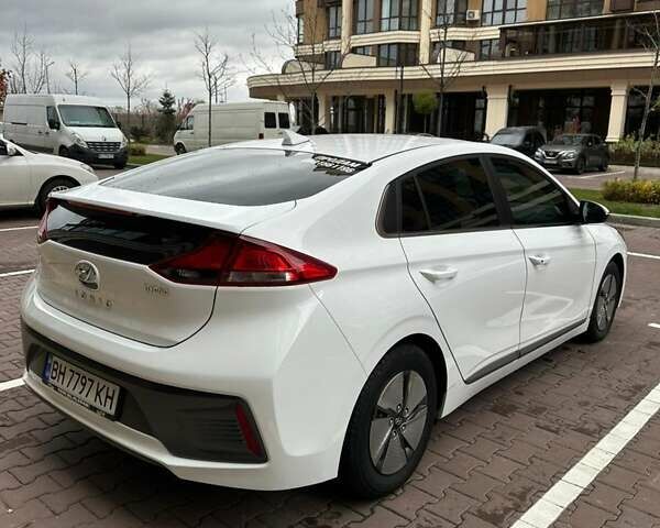 Белый Хендай Ioniq, объемом двигателя 1.58 л и пробегом 49 тыс. км за 21500 $, фото 5 на Automoto.ua